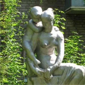 Скульптура матери и ребенка